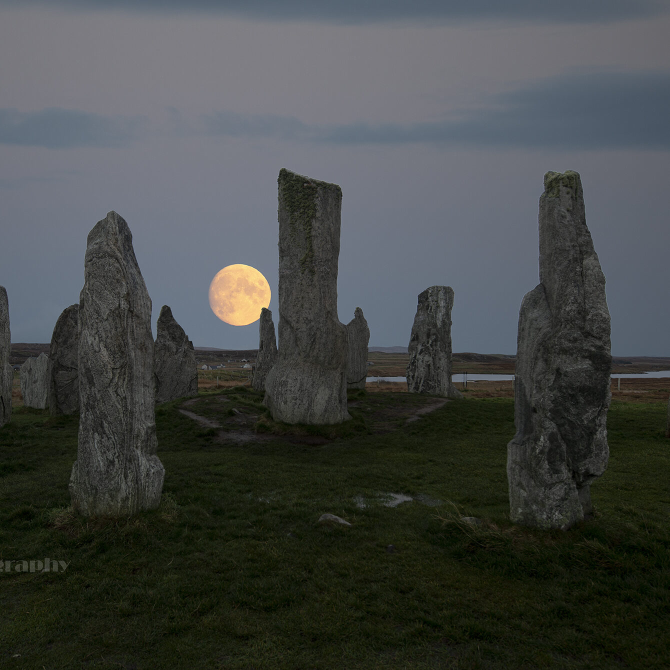 DSC6932-a-lovely-moon-at-the-stones-tonight-crop-fb-red